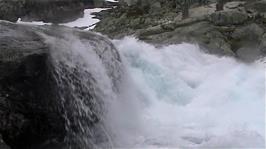 Rapid water flows at Høgheller Lake, 27.5 miles from Haugastøl